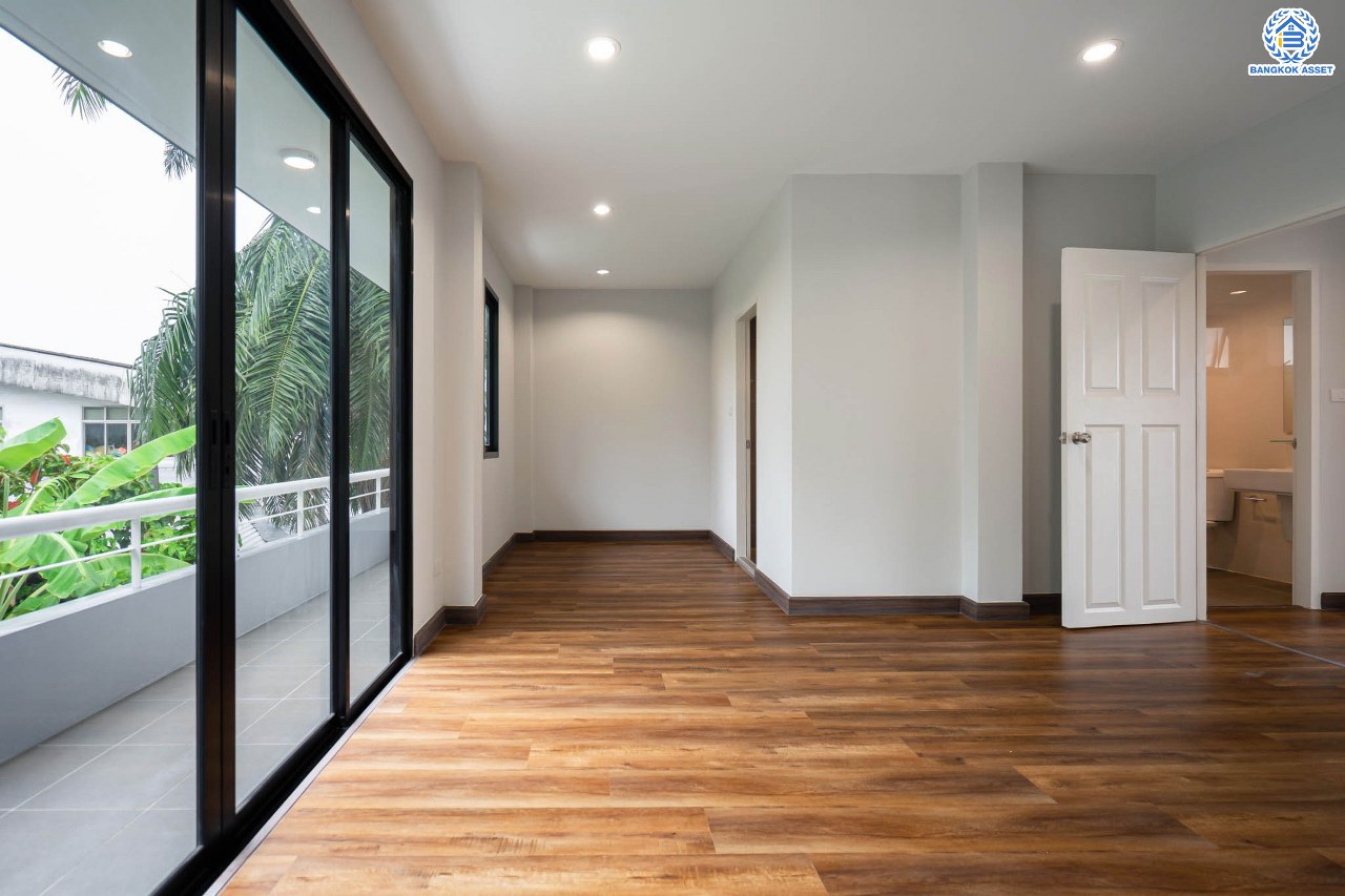 บ้านมือสองตกแต่งใหม่ ม.พิมาน ปิ่นเกล้า-กาญจนาภิเษก เนื้อที่ 64 ตร.ว. ฟังก์ชัน 3 ห้องนอน 4 ห้องน้ำ 1 ห้องแม่บ้าน จอดรถได้ 2 คัน บนทำเลเดินทางสะดวก ติดถนนกาญจนาภิเษก เชื่อมต่อหลายเส้นทาง ใกล้ทางด่วน "กาญจนาภิเษก" รถไฟฟ้า "สถานีหลักสอง" และเดอะมอลล์บางแค...